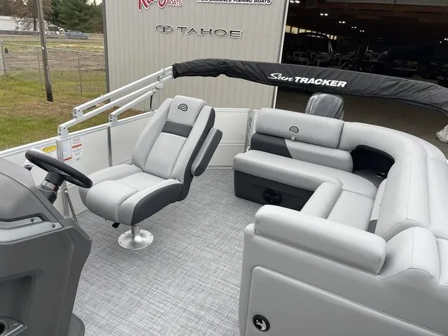 Slide: The Image of Sun Tracker Party Barge 20 DLX 2026 - 17