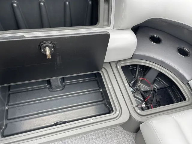 Slide: The Image of Sun Tracker Party Barge 20 DLX 2026 - 27