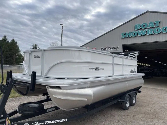 Slide: The Image of Sun Tracker Party Barge 20 DLX 2026 - 3