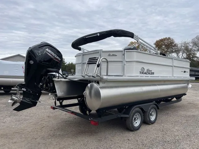 Slide: The Image of Sun Tracker Party Barge 20 DLX 2026 - 8