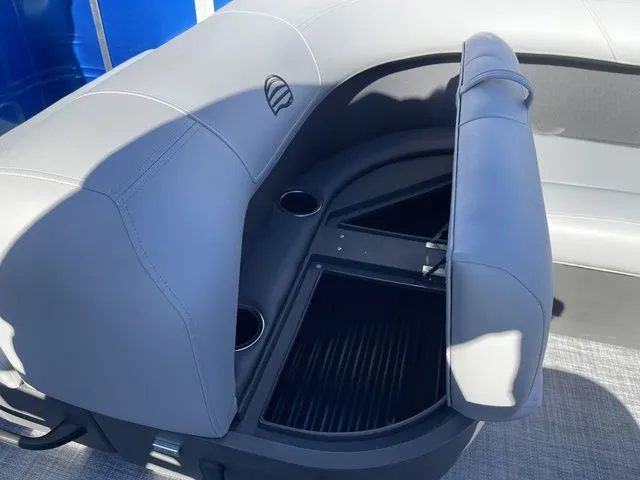 Slide: The Image of Sun Tracker Party Barge 18 DLX 2026 - 24