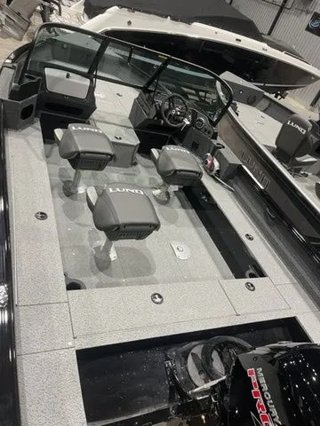 Slide: The Image of Lund 1800 Explorer Sport 2026 - 12