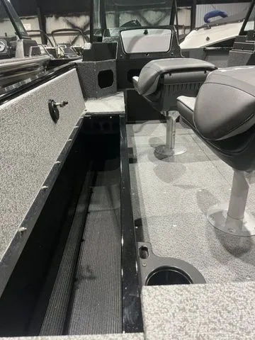 Slide: The Image of Lund 1800 Explorer Sport 2026 - 14