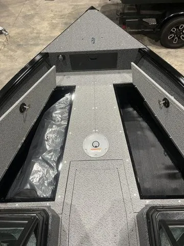 Slide: The Image of Lund 1800 Explorer Sport 2026 - 15