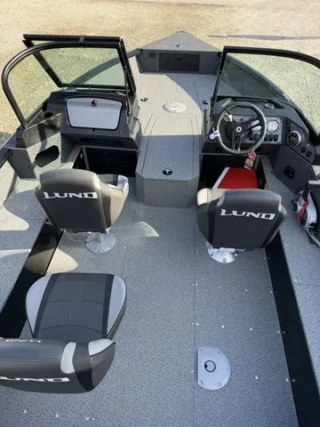 Slide: The Image of Lund 1800 Explorer Sport 2026 - 9