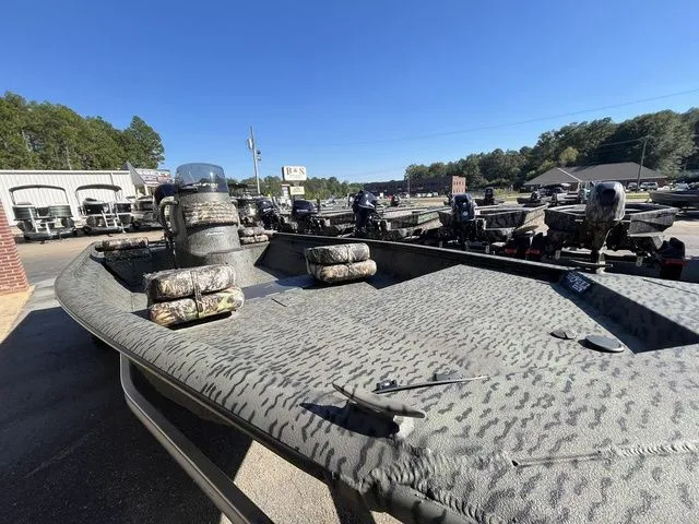 Slide: The Image of War Eagle 961 BLACKHAWLK 2026 - 4