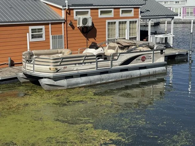 The Image of Sun Tracker Party Barge 25 Regency Edition 2001 - 1