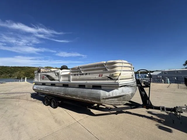 Slide: The Image of Sun Tracker Party Barge 25 Regency Edition 2001 - 11