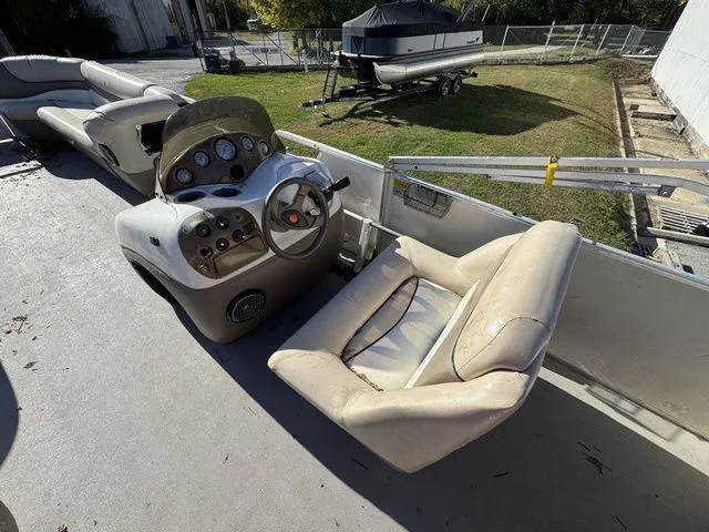 Slide: The Image of Sun Tracker Party Barge 25 Regency Edition 2001 - 12