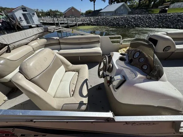 Slide: The Image of Sun Tracker Party Barge 25 Regency Edition 2001 - 14