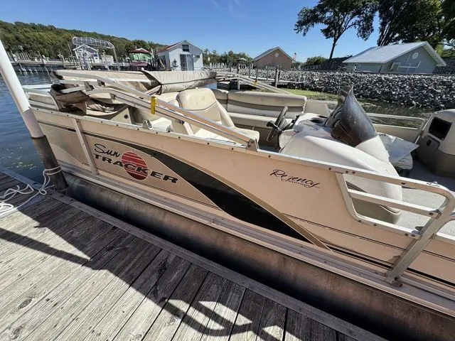 Slide: The Image of Sun Tracker Party Barge 25 Regency Edition 2001 - 4