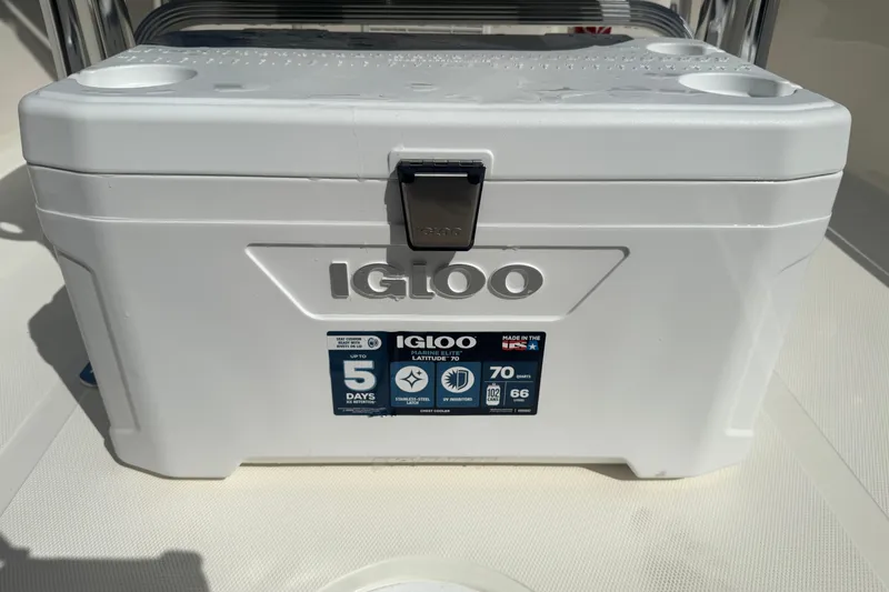 Slide: The Image of White Igloo cooler on Bulls Bay 2200 boat, 2025 model, with 5-day ice retention label. - 21
