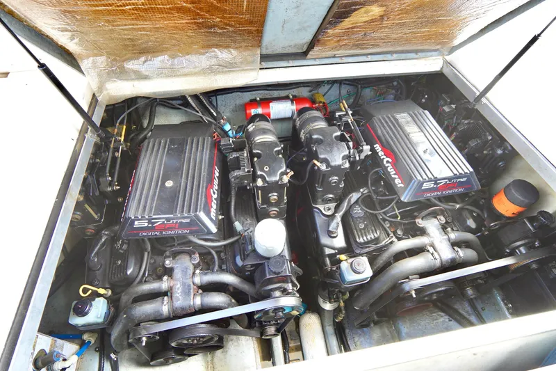 Slide: The Image of Twin MerCruiser engines in a 2000 Sea Ray 280 Sundancer boat, showcasing 5.7L digital ignition. - 31