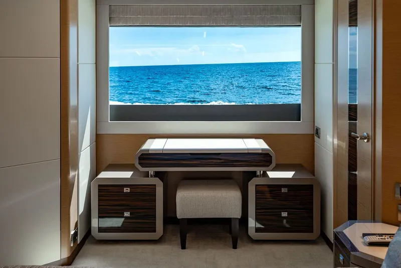 Slide: The Image of Ocean Alexander 84R 2020 - 25