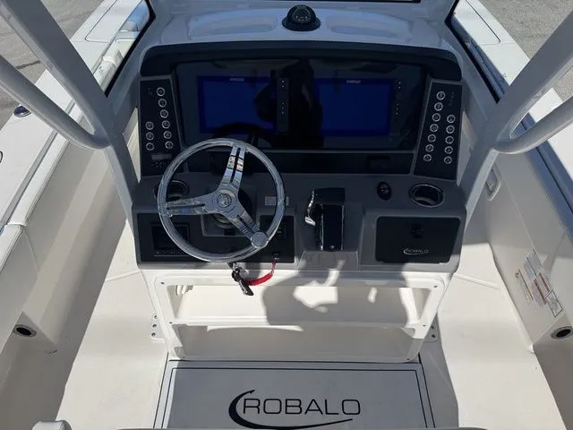 Slide: The Image of Robalo 266 Cayman 2026 - 10