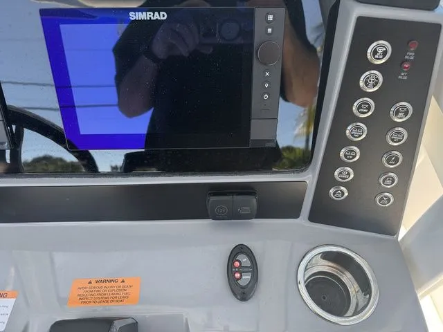 Slide: The Image of Robalo 266 Cayman 2026 - 13