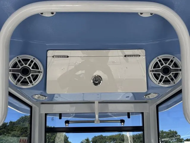 Slide: The Image of Robalo 266 Cayman 2026 - 16