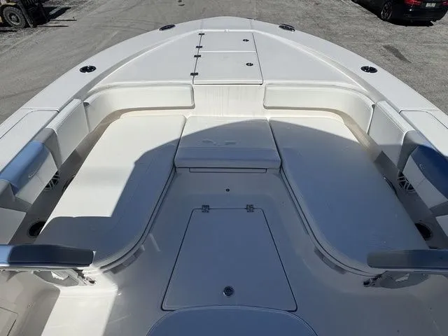 Slide: The Image of Robalo 266 Cayman 2026 - 19