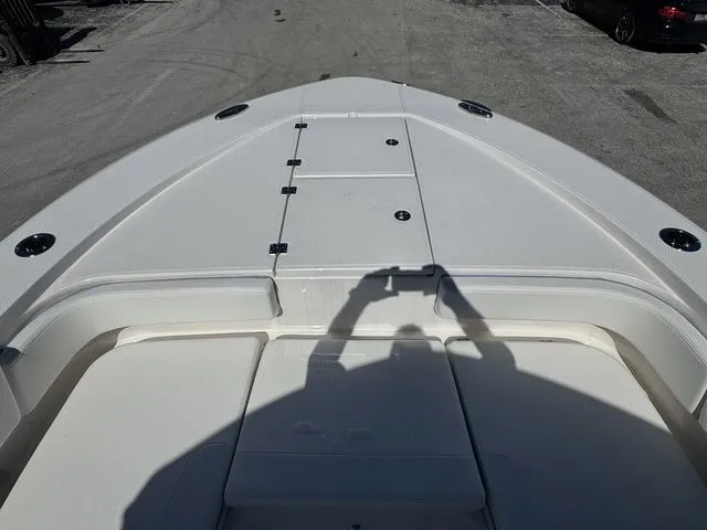 Slide: The Image of Robalo 266 Cayman 2026 - 21