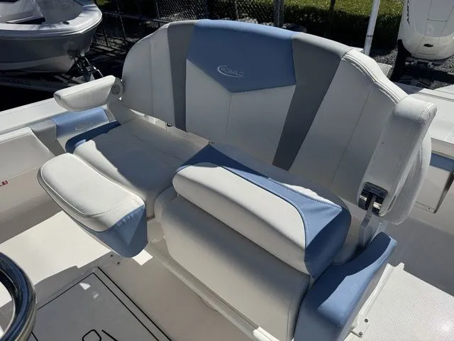 Slide: The Image of Robalo 266 Cayman 2026 - 25