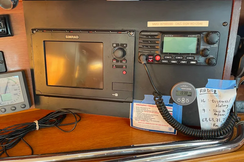 Slide: The Image of Navigation and communication equipment on a 2003 Jeanneau Sun Odyssey 43 DS yacht. - 46