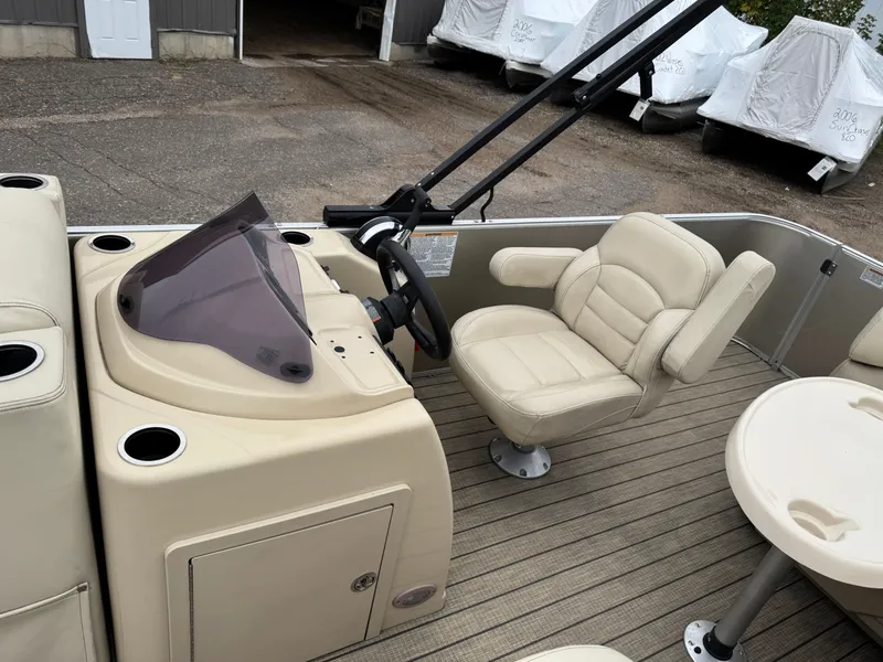 Slide: The Image of Sylvan Mirage 820 Cruise 2018 - 16