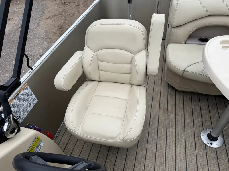 Slide: The Image of Sylvan Mirage 820 Cruise 2018 - 18