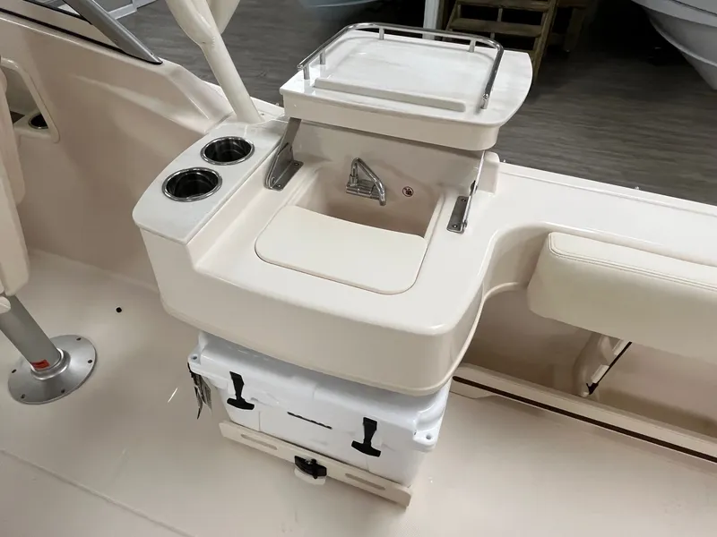 Slide: The Image of Grady-White Freedom 235 2026 - 16