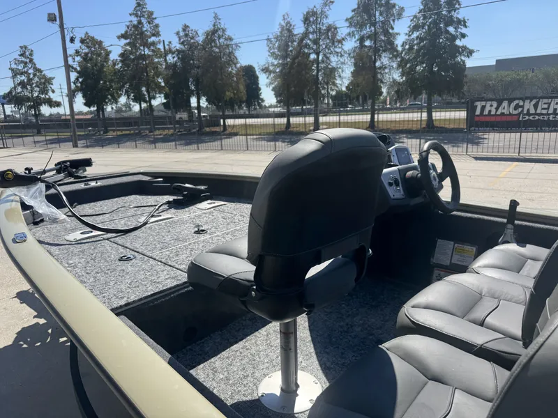 Slide: The Image of Tracker Pro Team 175 2026 - 10