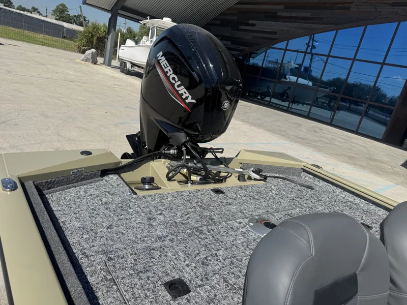 Slide: The Image of Tracker Pro Team 175 2026 - 15