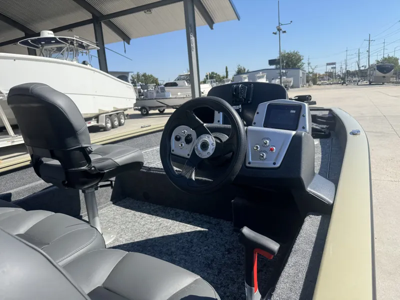 Slide: The Image of Tracker Pro Team 175 2026 - 16