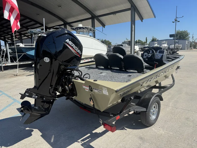 Slide: The Image of Tracker Pro Team 175 2026 - 3