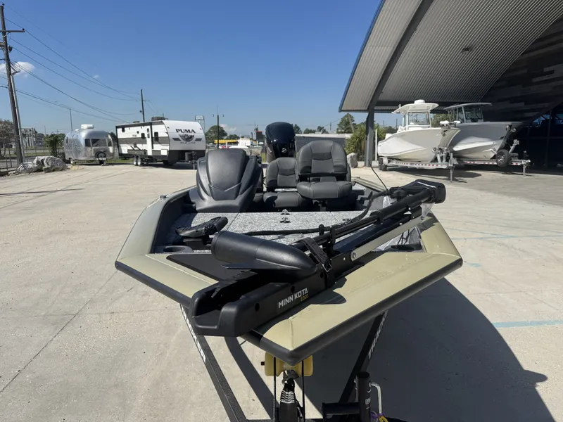 Slide: The Image of Tracker Pro Team 175 2026 - 6