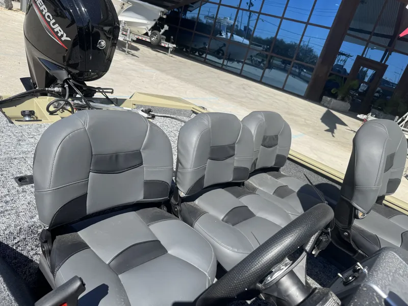 Slide: The Image of Tracker Pro Team 175 2026 - 7