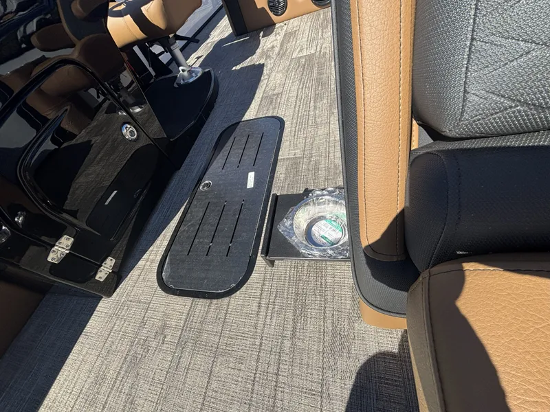 Slide: The Image of Bentley Pontoons Elite 223 SwingBack DC 2026 - 12