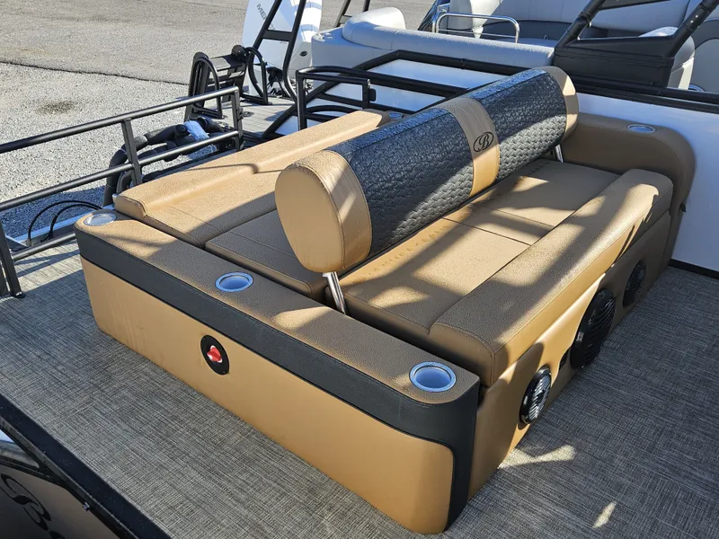 Slide: The Image of Bentley Pontoons Elite 223 SwingBack DC 2026 - 20