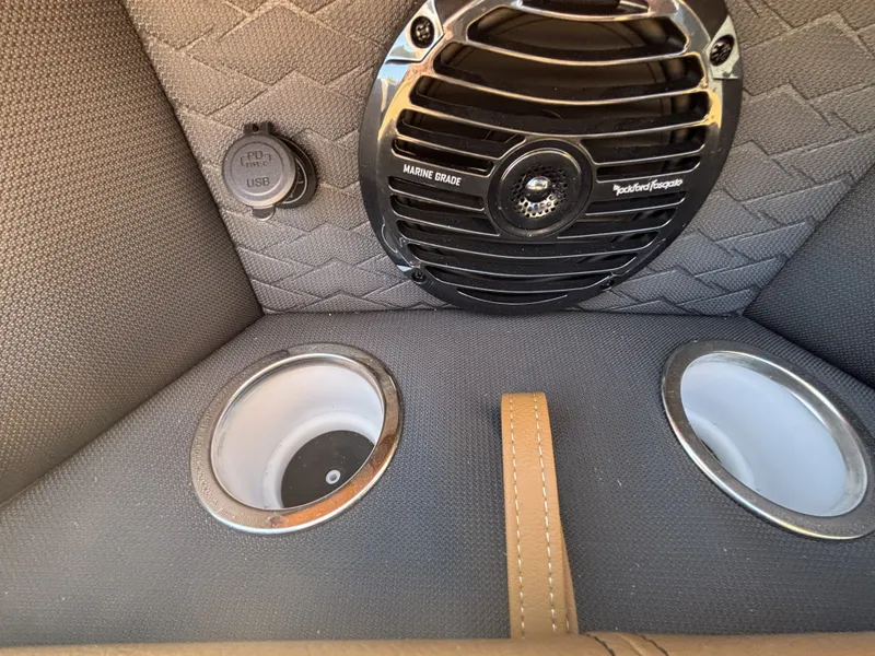 Slide: The Image of Bentley Pontoons Elite 223 SwingBack DC 2026 - 33