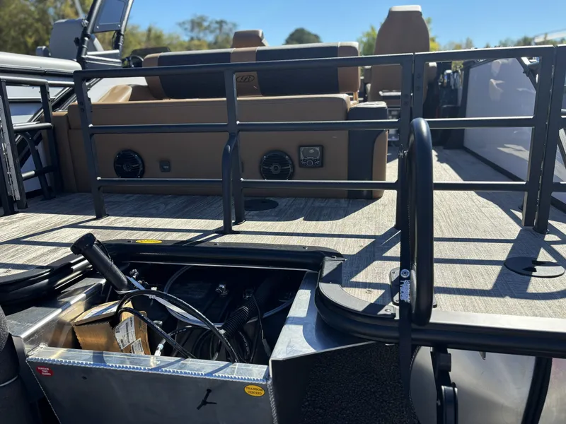 Slide: The Image of Bentley Pontoons Elite 223 SwingBack DC 2026 - 35