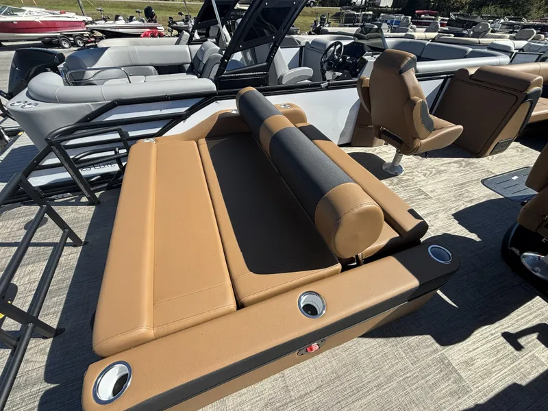 Slide: The Image of Bentley Pontoons Elite 223 SwingBack DC 2026 - 6