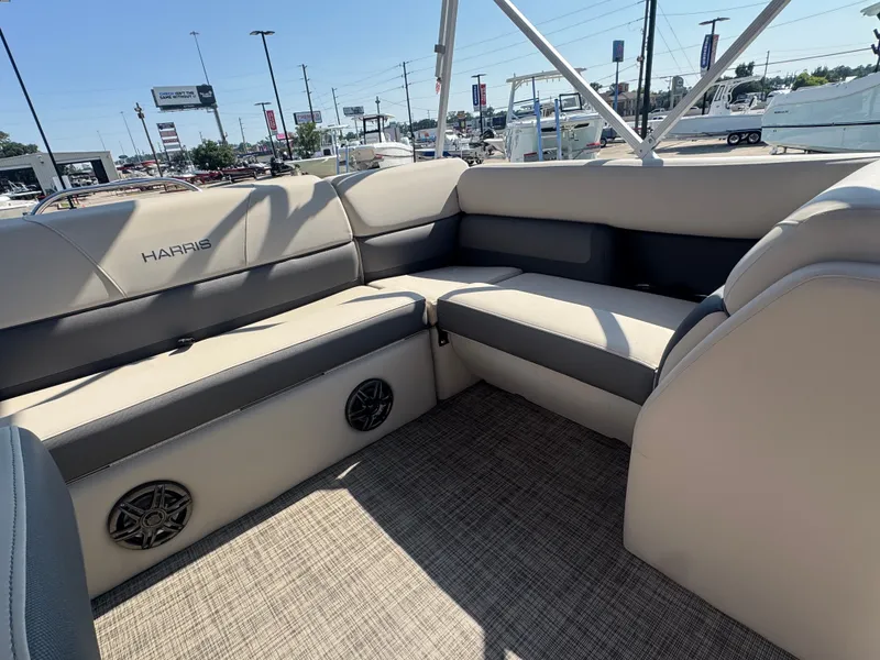 Slide: The Image of Harris Cruiser 210 2023 - 25