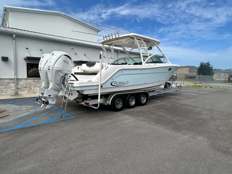 Slide: The Image of Robalo R317 Dual Console 2025 - 3