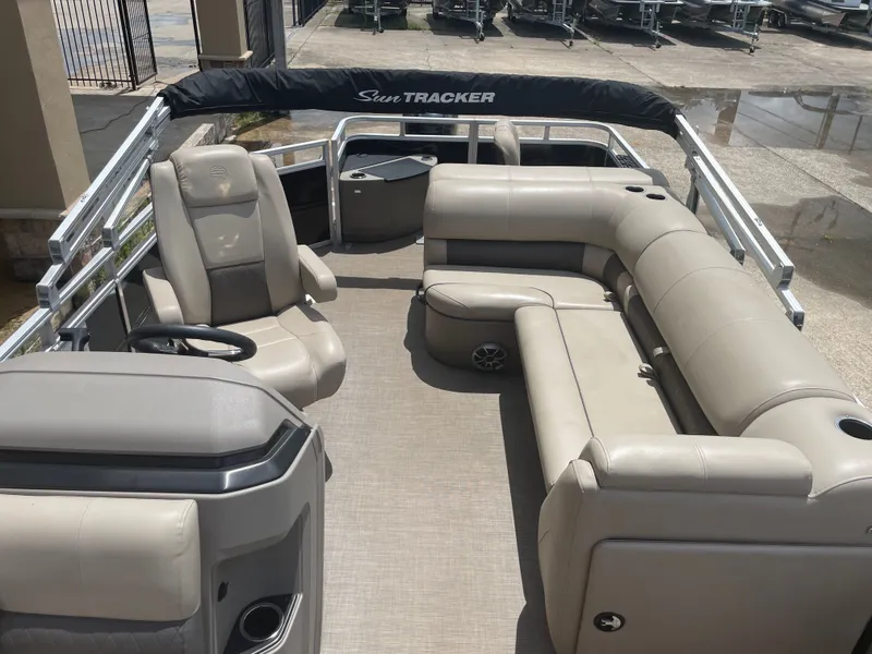 Slide: The Image of Sun Tracker SportFish 20 DLX 2024 - 17