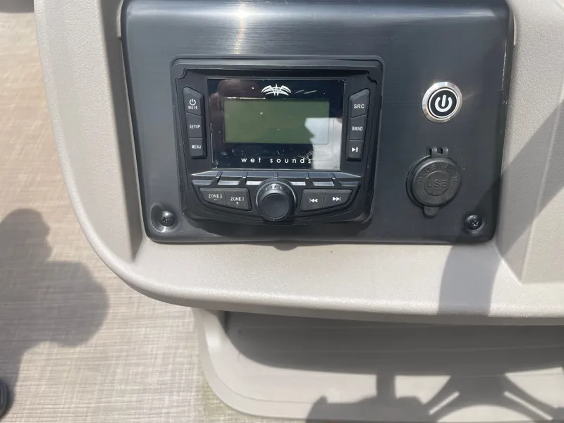 Slide: The Image of Sun Tracker SportFish 20 DLX 2024 - 24