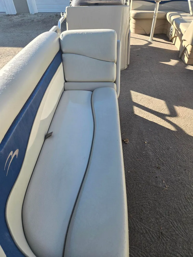 Slide: The Image of Bennington 24SLi 2011 - 5