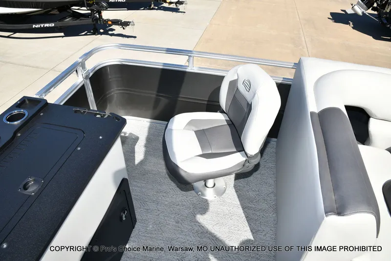 Slide: The Image of Sun Tracker FISHIN' BARGE 22 DLX w/150HP Mercury 4 Stroke 2026 - 45