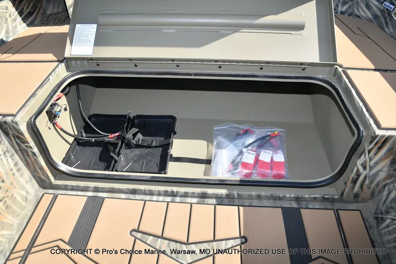 Slide: The Image of Tracker Grizzly 1756 T Marsh w/60HP Tiller 2026 - 10