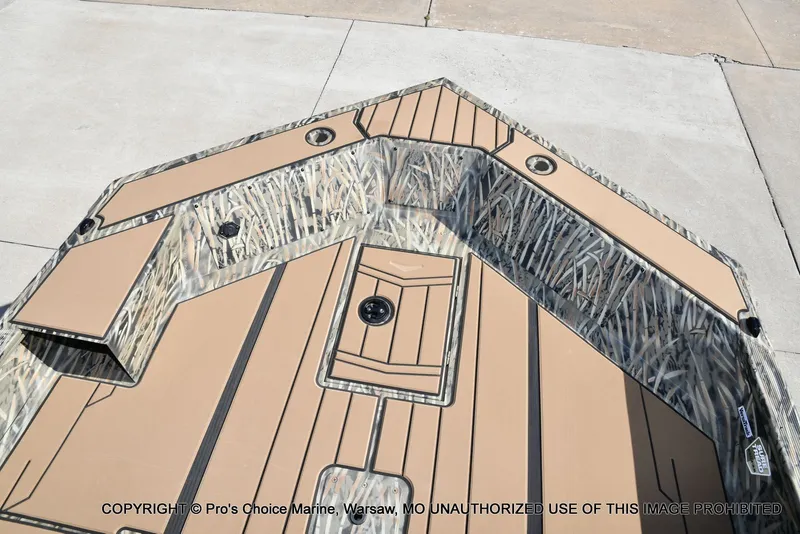 Slide: The Image of Tracker Grizzly 1756 T Marsh w/60HP Tiller 2026 - 11