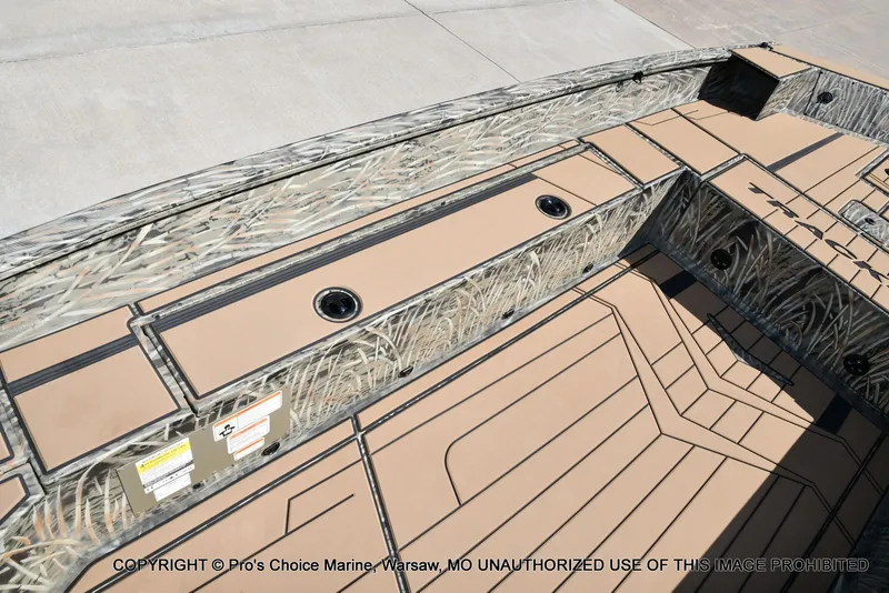 Slide: The Image of Tracker Grizzly 1756 T Marsh w/60HP Tiller 2026 - 15