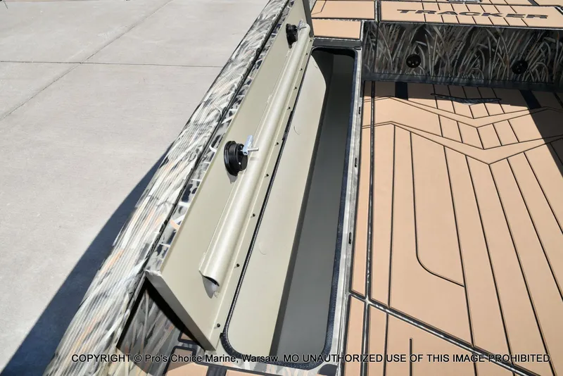 Slide: The Image of Tracker Grizzly 1756 T Marsh w/60HP Tiller 2026 - 17