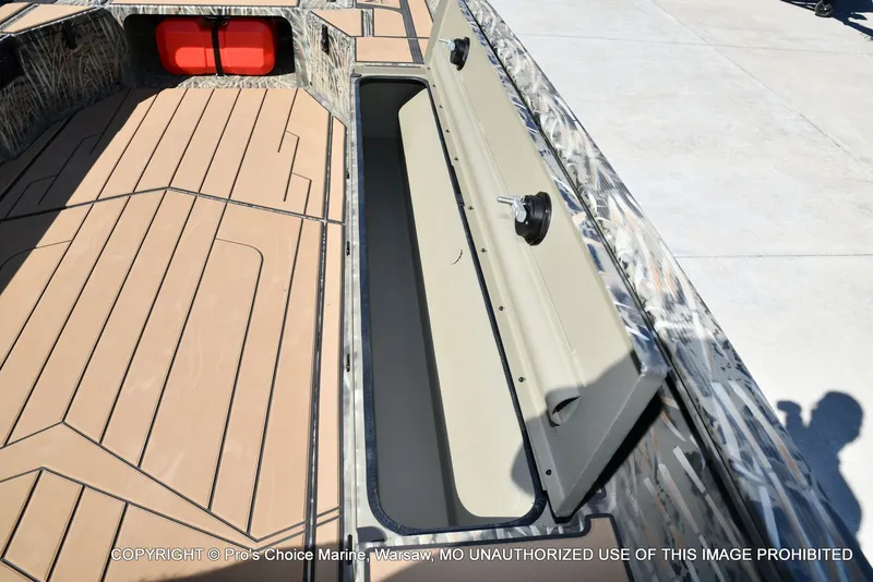 Slide: The Image of Tracker Grizzly 1756 T Marsh w/60HP Tiller 2026 - 18